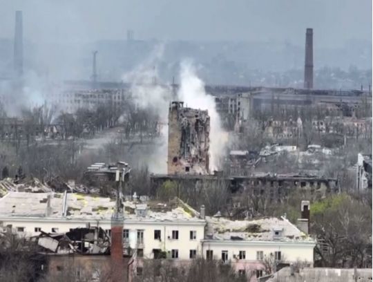Новий злочин рашистів: ворог скинув потужну бомбу на&nbsp;лікарню у&nbsp;Маріуполі, під завалами сотні людей