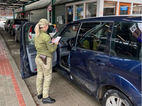 Прикордонники пояснили, чому перестали випускати біженців за&nbsp;кордон за&nbsp;внутрішніми паспортами