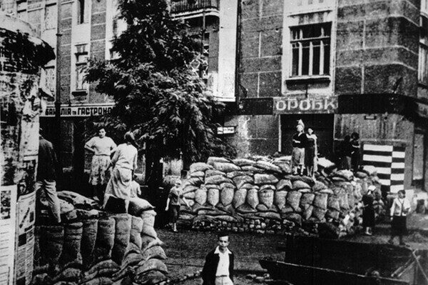 Баррикады, разрушения и оккупация: Одесса во время Второй мировой войны в фотографиях Баррикады, разрушения и оккупация: Одесса во время Второй мировой войны в фотографиях