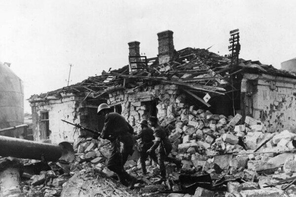 Баррикады, разрушения и оккупация: Одесса во время Второй мировой войны в фотографиях Баррикады, разрушения и оккупация: Одесса во время Второй мировой войны в фотографиях