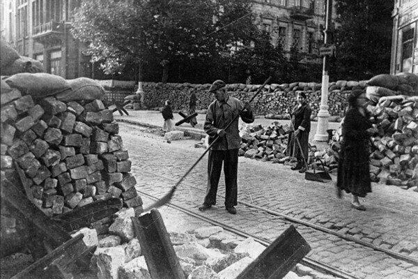 Баррикады, разрушения и оккупация: Одесса во время Второй мировой войны в фотографиях Баррикады, разрушения и оккупация: Одесса во время Второй мировой войны в фотографиях