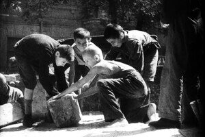 Баррикады, разрушения и оккупация: Одесса во время Второй мировой войны в фотографиях Баррикады, разрушения и оккупация: Одесса во время Второй мировой войны в фотографиях