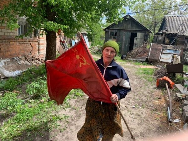 &laquo;Лучше бы я знаменитой не была&raquo;. Как украинка с советским флагом стала культурным феноменом в России и что она об этом думает
