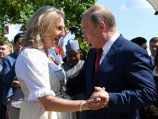Колишній глава МЗС Австрії Кнайсль, на&nbsp;весіллі якої танцював путін, залишила країну через смертельні погрози на&nbsp;свою адресу