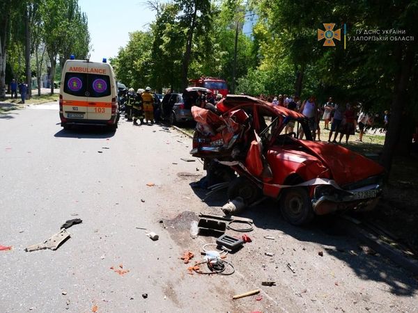 Смертельна ДТП за участю 5 автомобілів у Запоріжжі: двоє людей загинуло, п'ять травмовано (фото)