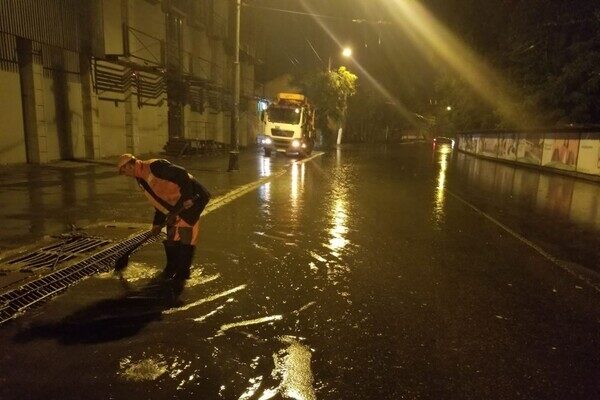 На Одессу снова обрушилась непогода: какие улицы затопило На Одессу снова обрушилась непогода: какие улицы затопило