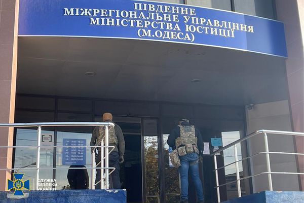 Допомагав «пришвидшувати» зняття арешту з майна: в Одесі чиновник організував масштабну корупційну схему