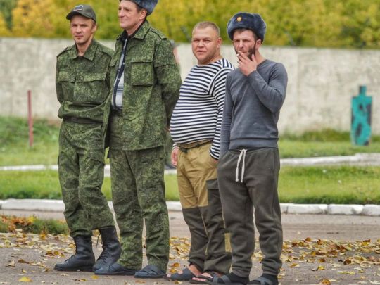 «Половина з похмілля, тому на плацу має чергувати швидка допомога»: російські мобілізовані скаржаться на підготовку до війни