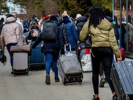 Українським біженцям у Франції почали видавати спеціальні банківські картки: що важливо знати