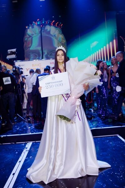 У&nbsp;чемпіона світу з&nbsp;&laquo;Динамо&raquo; роман із&nbsp;переможницею конкурсу краси: гарячі фото обраниці футболіста