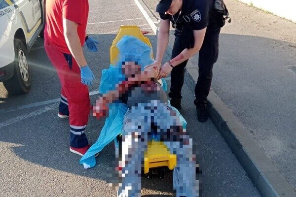 В Одессе парень прямо на улице пытался покончить с собой