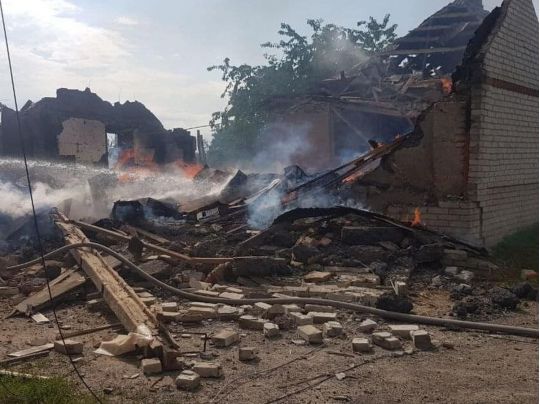 Окупанти вдарили по Харківщині дронами: на підприємстві виникла пожежа
