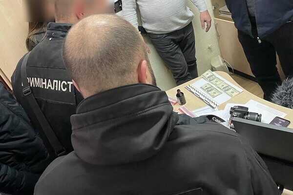 В Одесской области таможенник попался на взятке в 600 долларов В Одесской области таможенник попался на взятке в 600 долларов