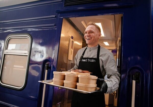 "Укрзализныця" представила первый в мире поезд-кухню Food Train - фото