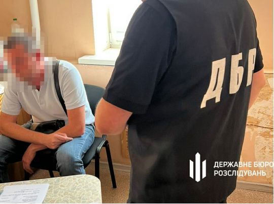 Знаходив «компромат» на кожного: правоохоронець продавав у мережі важливу для багатьох українців інформацію