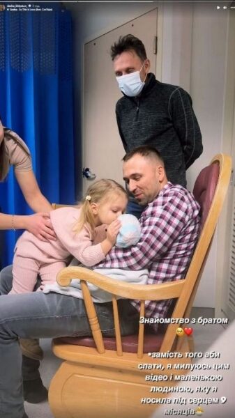 Колишній &laquo;Холостяк&raquo; Макс Михайлюк вдруге став батьком і&nbsp;показав перше фото немовля