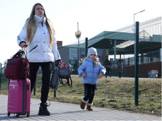 Покарають за&nbsp;виїзд до&nbsp;України та&nbsp;зменшать виплати: які зміни готує Польща для українців