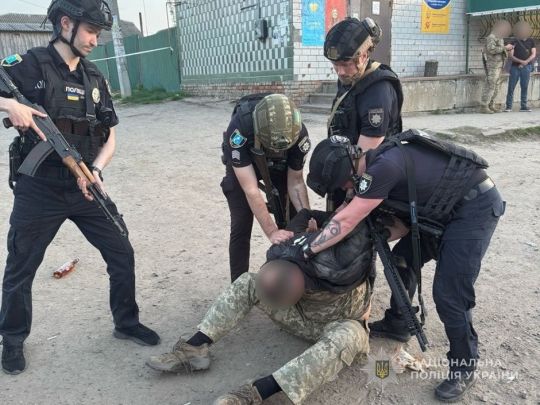 Збройний військовий захопив заручника на Сумщині