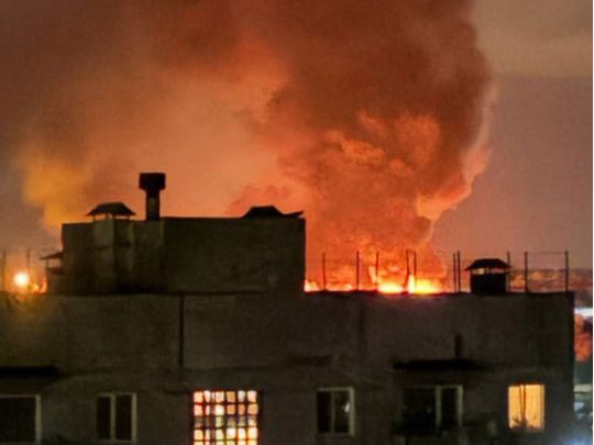 Невідомі дрони атакували російське місто Сизрань: у районі НПЗ почалася пожежа