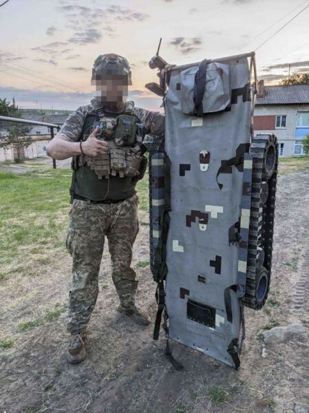 Створені для евакуації поранених з&nbsp;поля бою: в&nbsp;Києві налагодили виробництво дистанційно керованих електронош
