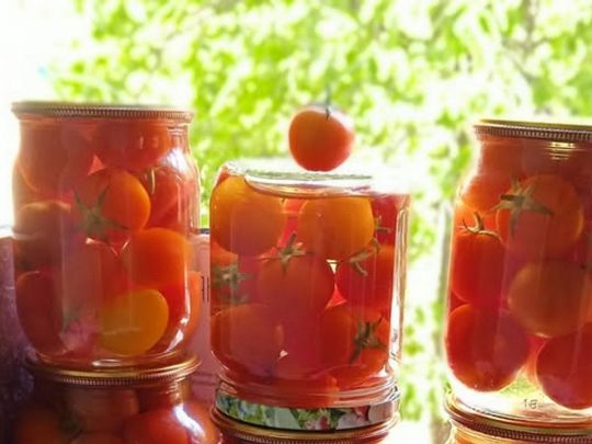 Без зелені та&nbsp;спецій: простий рецепт маринованих помідорів, які вражають насиченим смаком