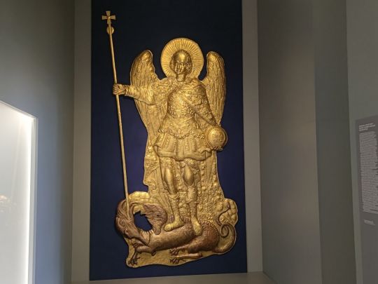Небесний покровитель Києва повернувся після 43 років мандрів: у&nbsp;музеї показали барельєф Архистратига Михаїла, врятований з&nbsp;вогню