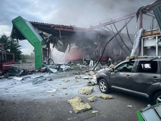 Нічна атака рф: палають склади і&nbsp;АЗС, поїзди курсують із&nbsp;затримками, є&nbsp;поранені