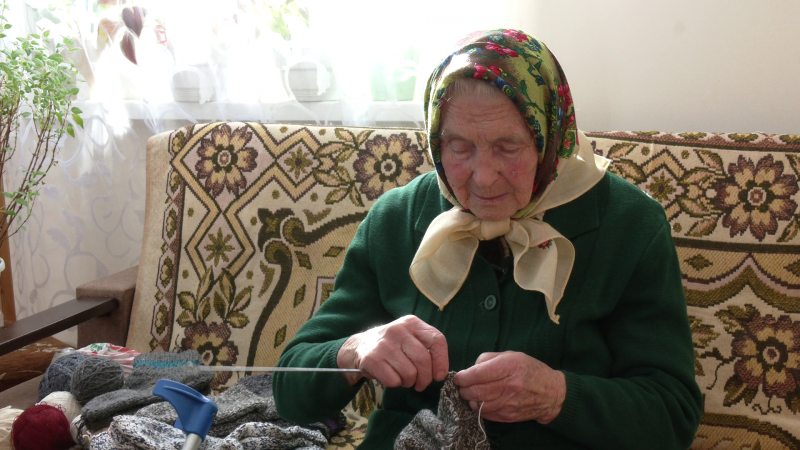 &laquo;Плаче за&nbsp;сином та&nbsp;онуком, але крізь сльози працює&raquo;: 92-річна бабуся з&nbsp;Рівненщини після подвійної втрати плете шкарпетки захисникам