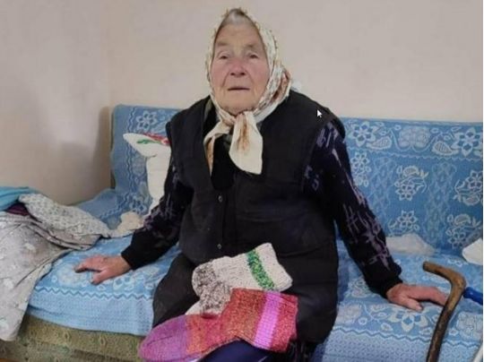 &laquo;Плаче за&nbsp;сином та&nbsp;онуком, але крізь сльози працює&raquo;: 92-річна бабуся з&nbsp;Рівненщини після подвійної втрати плете шкарпетки захисникам