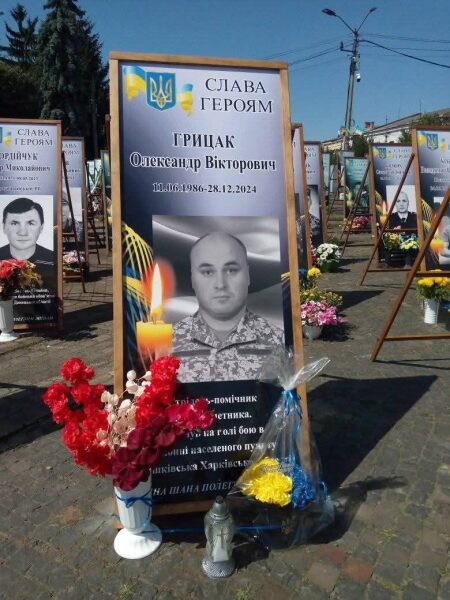 &laquo;Плаче за&nbsp;сином та&nbsp;онуком, але крізь сльози працює&raquo;: 92-річна бабуся з&nbsp;Рівненщини після подвійної втрати плете шкарпетки захисникам