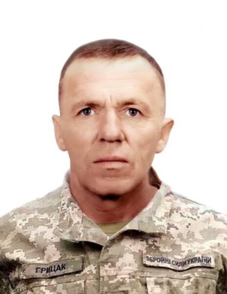 &laquo;Плаче за&nbsp;сином та&nbsp;онуком, але крізь сльози працює&raquo;: 92-річна бабуся з&nbsp;Рівненщини після подвійної втрати плете шкарпетки захисникам