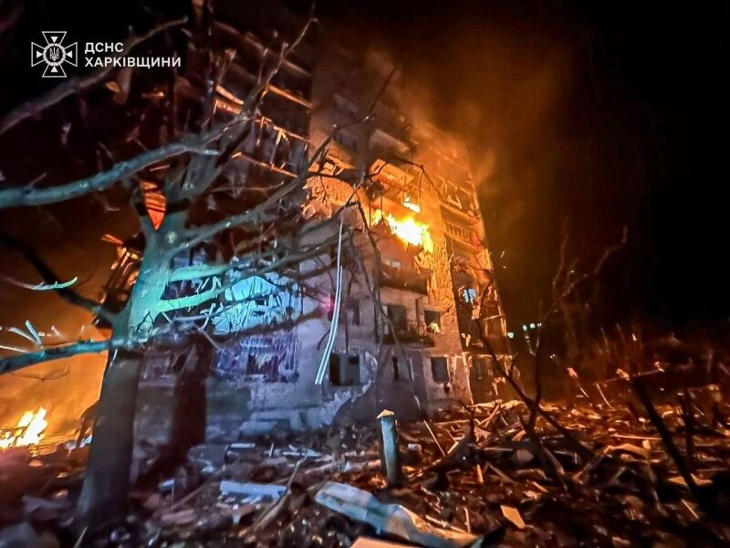 Росія завдала ракетних ударів по&nbsp;центру Балаклії, є&nbsp;загиблі та&nbsp;поранені діті&nbsp;&mdash; жахливі кадри наслідків (фото)