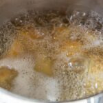 Додайте 1 столову ложку у воду: тоді картопля звариться швидше та буде смачнішою