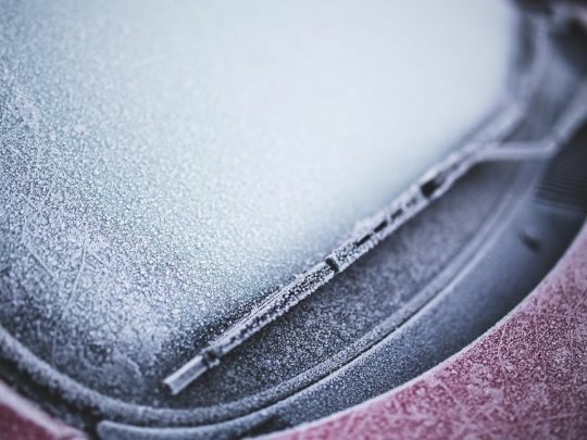 Як&nbsp;розморозити лобове скло за&nbsp;лічені хвилини: лайфхак для водіїв
