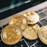 Українці більше не можуть вивести криптовалюту на банківську картку: коли скасують обмеження