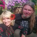«У наш дім поцілив російський дрон»: попри це подружжя Попових зі Слов’янська знову створює розписний посуд, який замовляють у ЄС і США