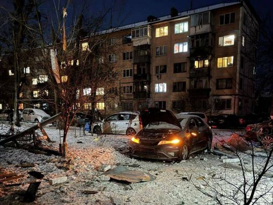 Росіяни атакували Київ балістикою і&nbsp;дронами: горять багатоповерхівки, є&nbsp;постраждалі (фото, відео)