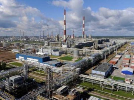 Один із&nbsp;найбільших російських НПЗ вражений внаслідок атаки у&nbsp;Ленінградській області (відео)