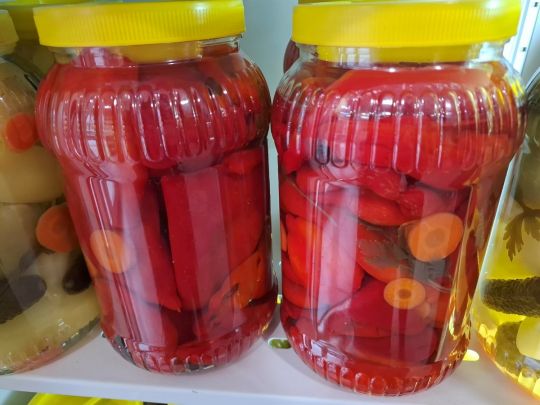 Як&nbsp;подавати соління на&nbsp;святковий стіл і&nbsp;їсти їх&nbsp;згідно з&nbsp;етикетом: деякі нюанси вас здивують