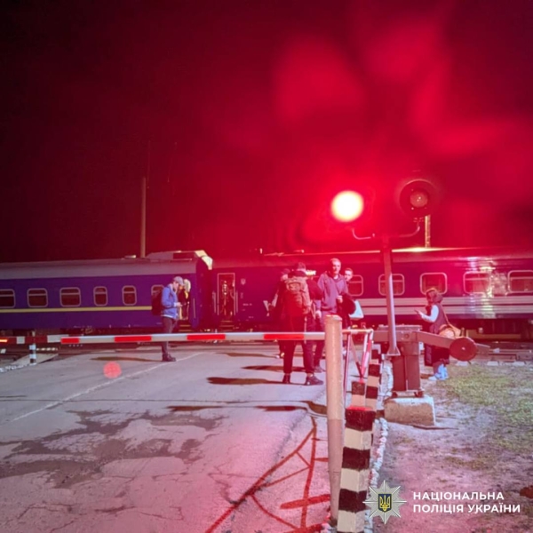 Вантажівка &laquo;зіштовхнула&raquo; з&nbsp;рейок пасажирський поїзд на&nbsp;Харківщині (фото)