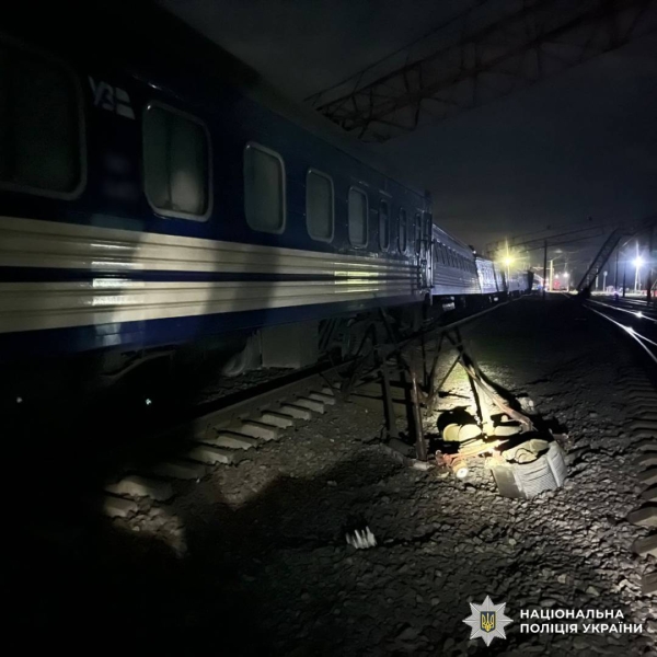 Вантажівка &laquo;зіштовхнула&raquo; з&nbsp;рейок пасажирський поїзд на&nbsp;Харківщині (фото)