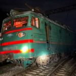 Вантажівка «зіштовхнула» з рейок пасажирський поїзд на Харківщині (фото)