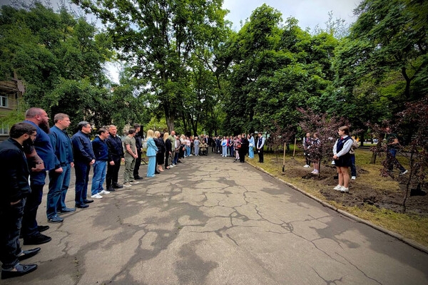 В честь погибших детей: в Одессе заложили яблоневый "Сад памяти"