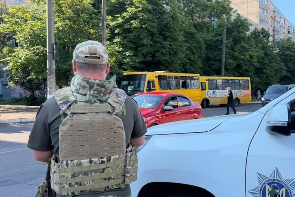 Утренний удар по остановке в Одессе: получили осколочные ранения люди