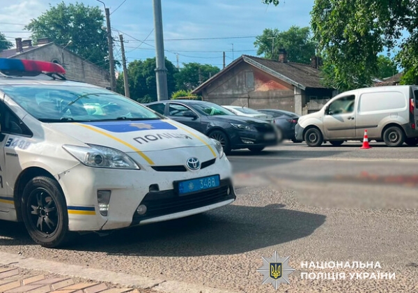 В Хаджибейском районе Одессы водитель грузовика насмерть сбил женщину на дороге В Хаджибейском районе Одессы водитель грузовика насмерть сбил женщину на дороге
