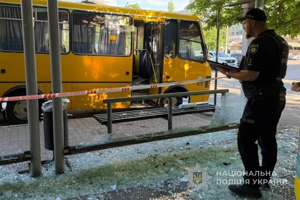 Утренний удар по остановке в Одессе: получили осколочные ранения люди